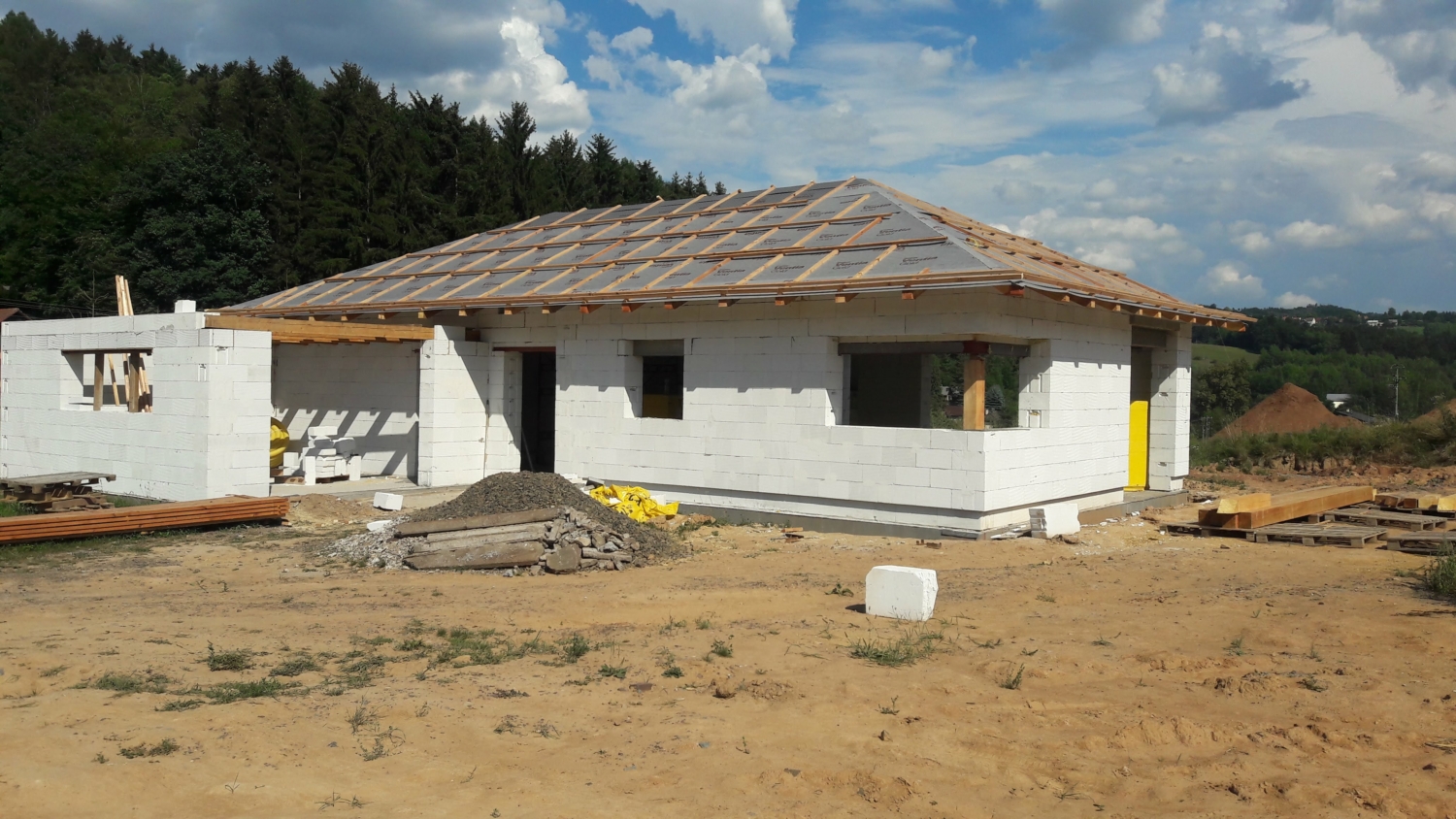 Stavba nového moderního bungalov domu v průběhu. Ytong kostra domu, základ střechy.