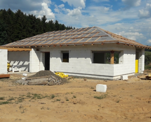 Stavba nového moderního bungalov domu v průběhu. Ytong kostra domu, základ střechy.
